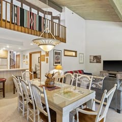 Alpine Retreat | 10 mins to Purg | Pool | Hot Tub