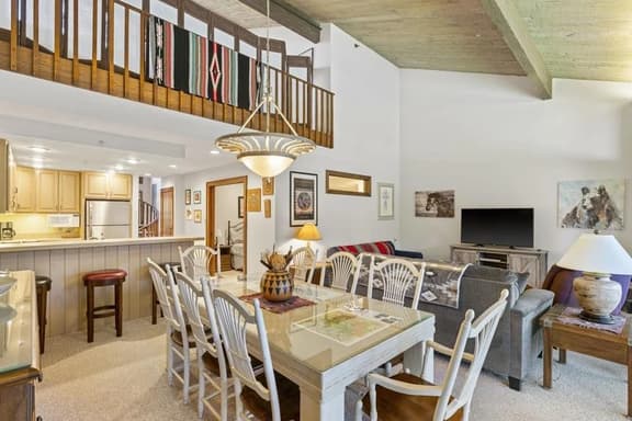 Alpine Retreat | 10 mins to Purg | Pool | Hot Tub